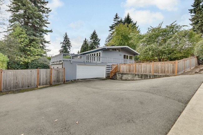 Building Photo - Updated 5 bedroom home in Woodridge neighb...