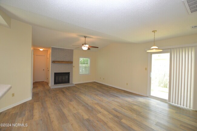Foto del edificio - 3011 Foxhorn Rd