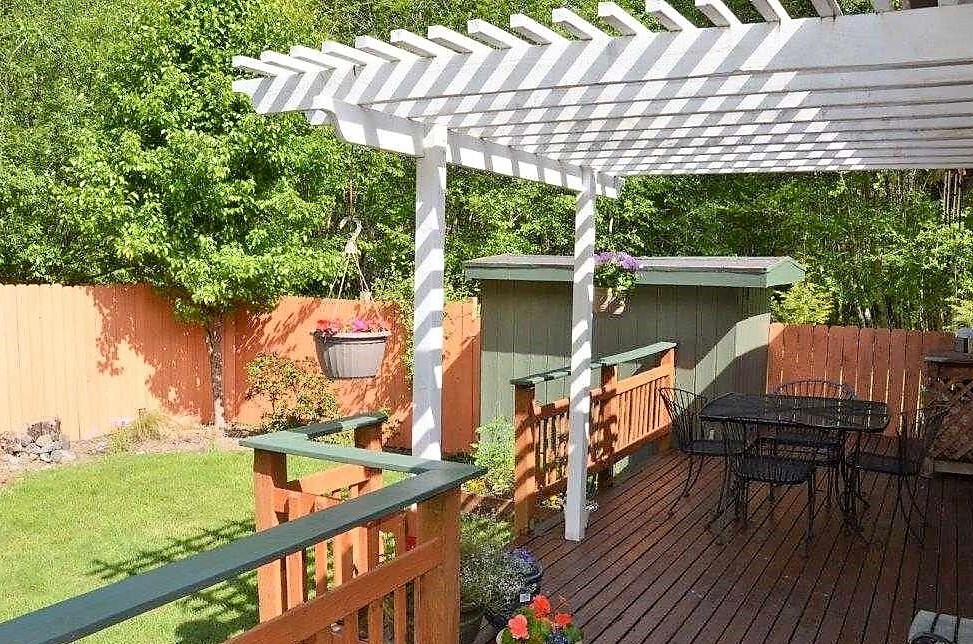 backyard and deck - 3235 Libby Rd NE