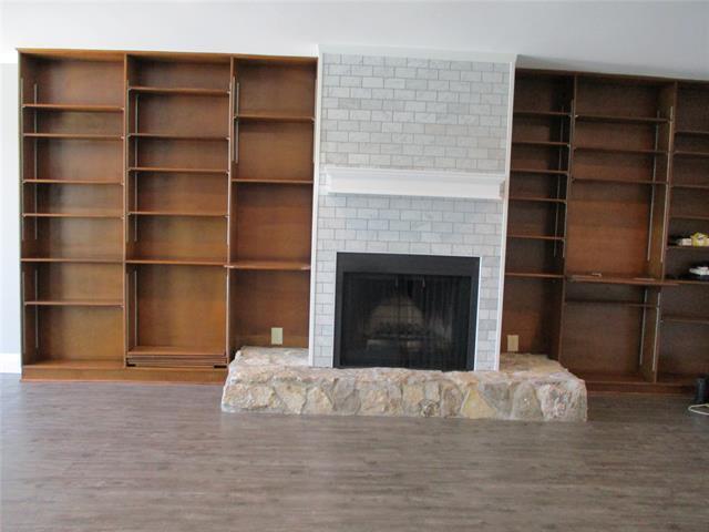 Building Photo - 406 N Carrier Pkwy