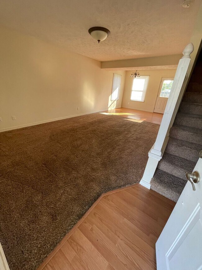 Foto del edificio - Spacious 3 bedroom, 2.5 bathroom Duplex