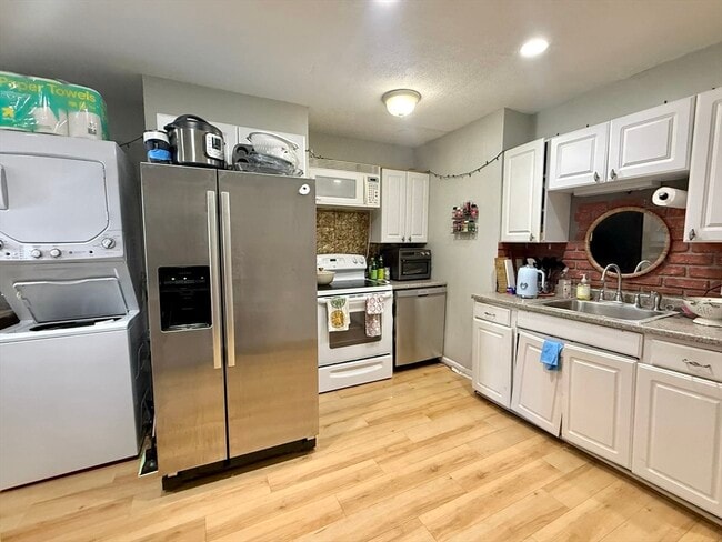 Building Photo - 74 Gates St