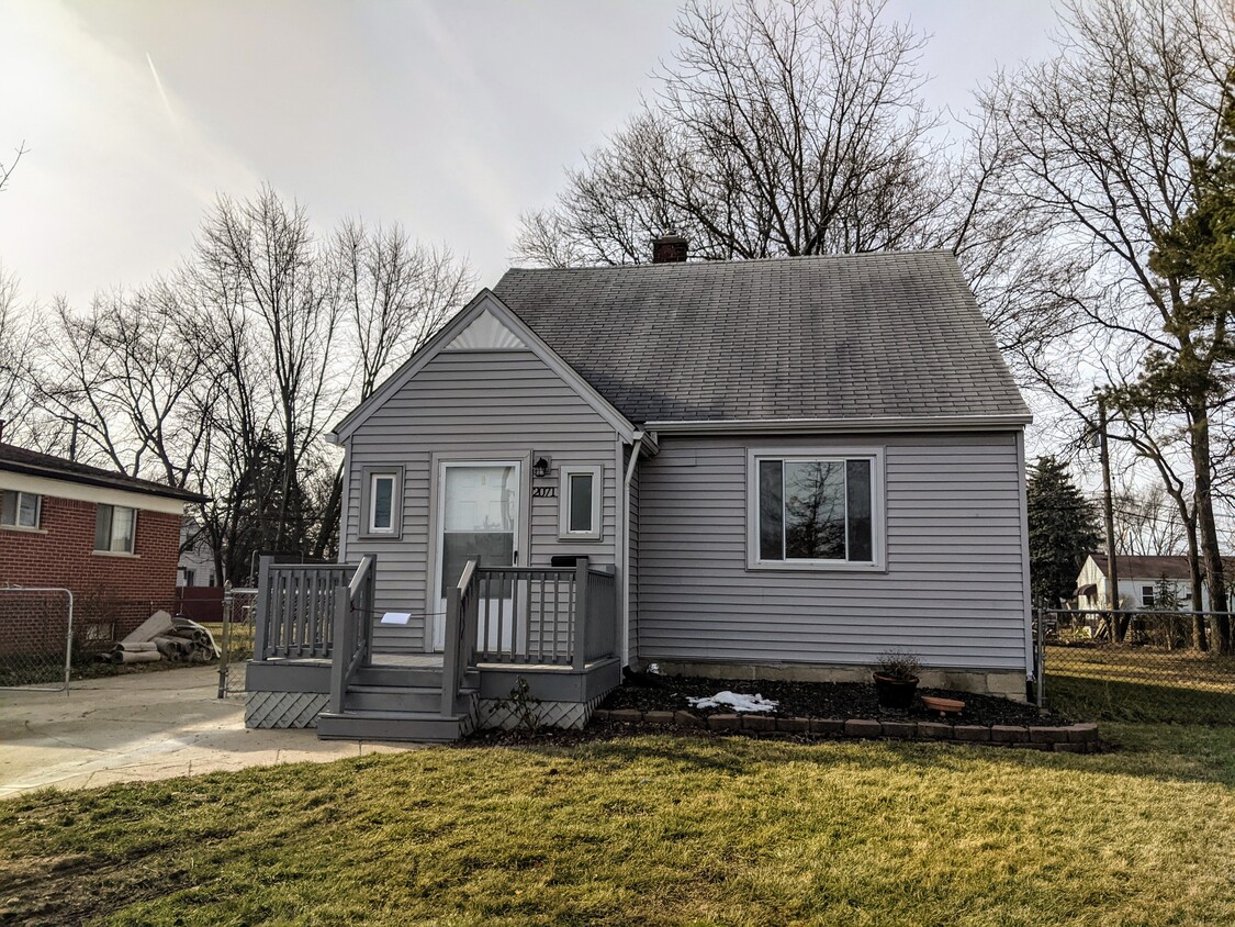 Cozy 3 bedroom house with new floors throughout - 2071 Arcola St