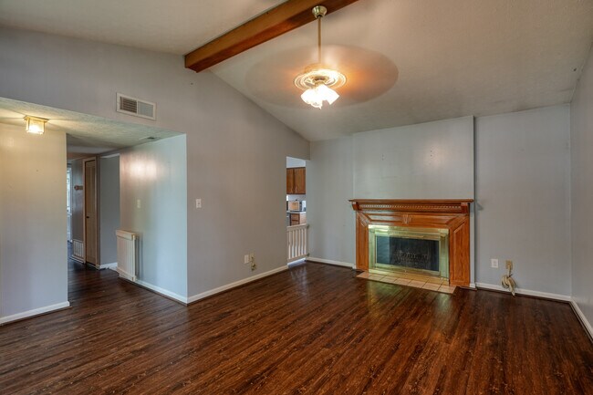 Foto del edificio - 6623 Holly Lake Dr