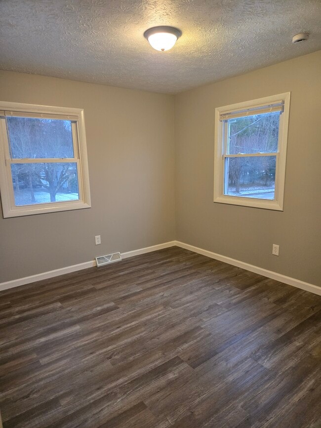 Foto del edificio - 541 E School St