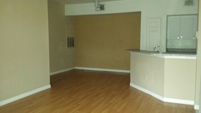 Foto del edificio - 6332 Raleigh St