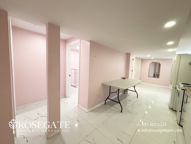 Photo du bâtiment - Spacious 2+Den Basement Apartment with Parking – Flat Utilities – Barrie