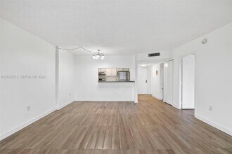 Building Photo - 4174 Inverrary Dr