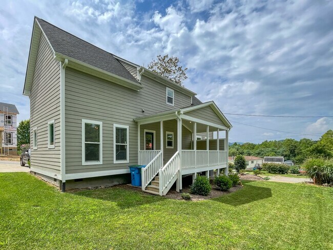 Building Photo - Beautiful Three-Bedroom in Swannanoa
