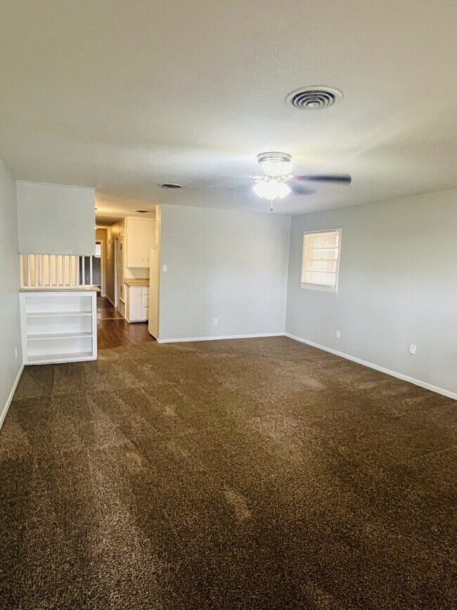 Building Photo - Cute 2 Bedroom Duplex