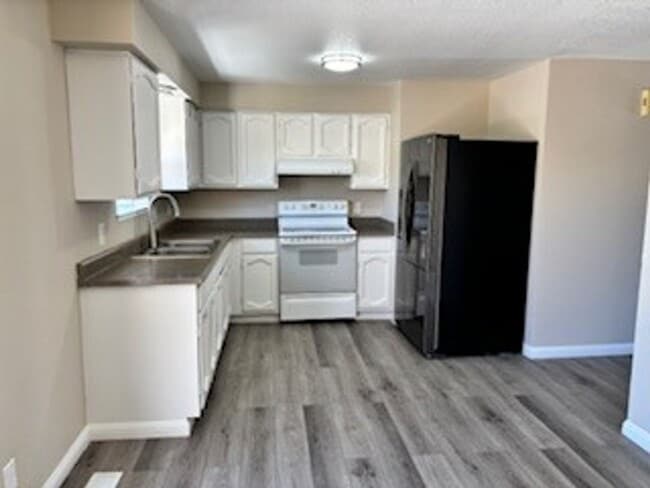 Building Photo - COMPLETELY REMODELED - THIS ONE WON'T LAST...