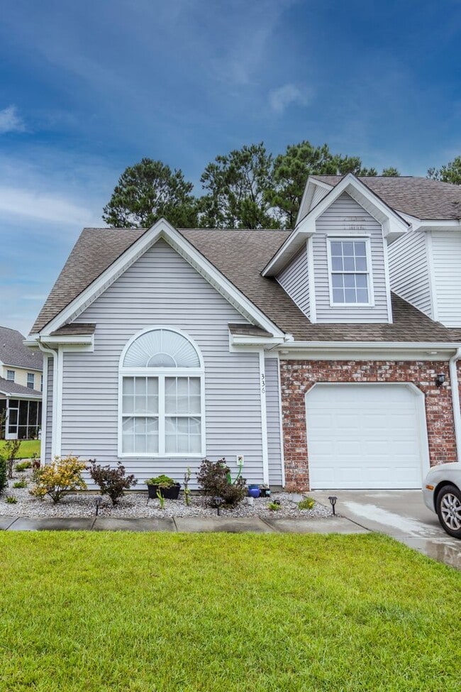 Building Photo - 3 Bedroom 2.5 Bath Townhouse in Grand Oaks...