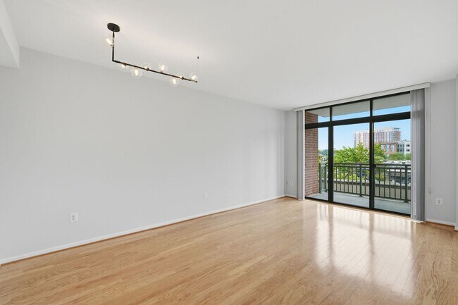 Building Photo - Bright & Renovated Condo with Pool, Gym & Parking!