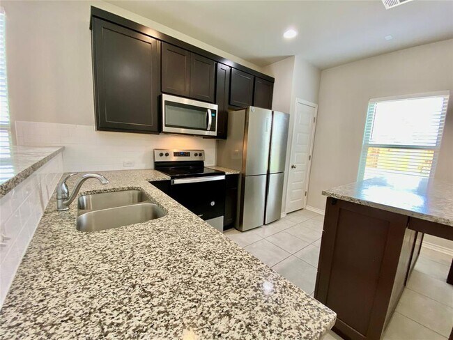 Foto del edificio - 329 Trellis Blvd