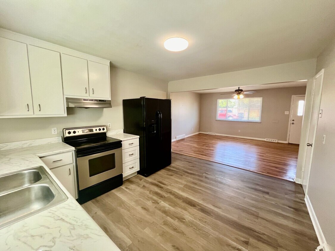 Primary Photo - 3 bed 2 bath Duplex in Lakewood! **Section...