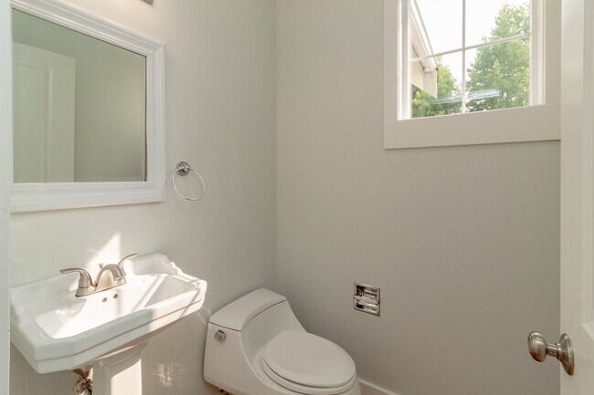 Building Photo - Charming 3-bedroom home with AC on Palisad...