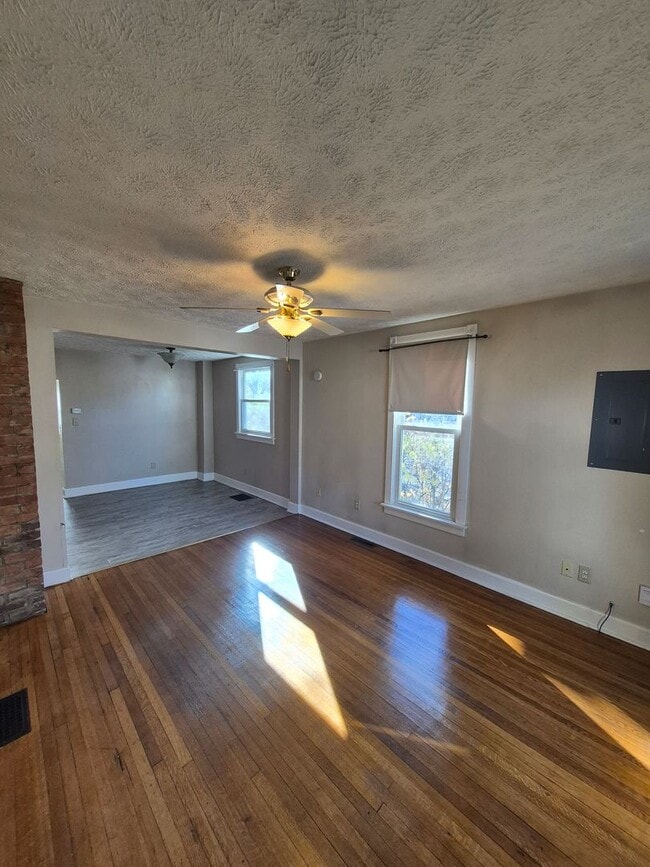 Foto del edificio - 208 W Miller St