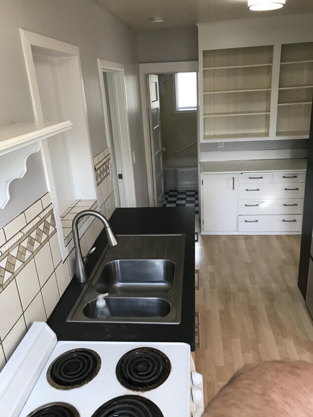 Kitchen and Pantry - 1009 6th St #A