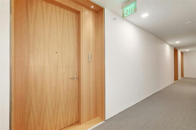 Foto del edificio - 313 W 17th St