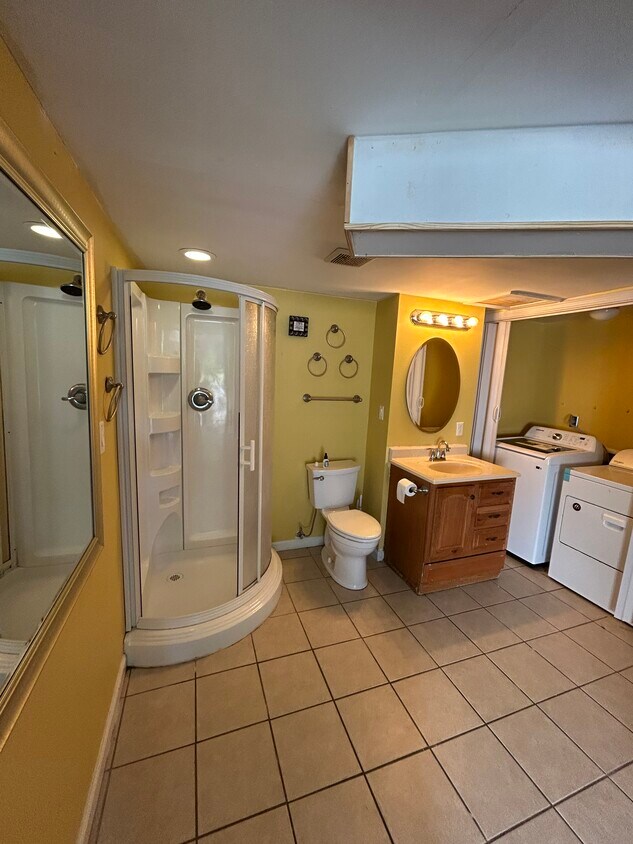 Foto del edificio - 5565 Hillcrest Dr