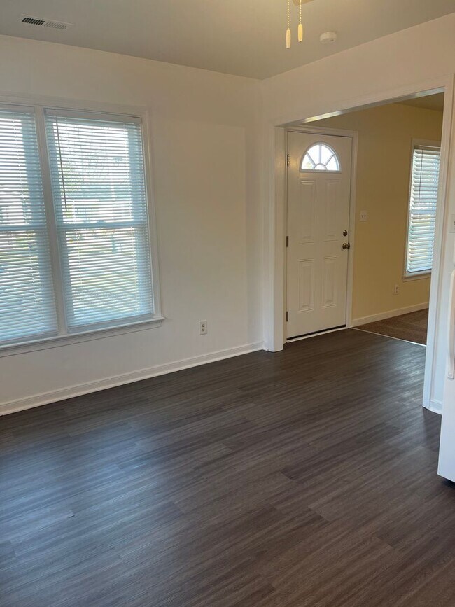Building Photo - Adorable 3bdrm/2 bath House Conveniently L...