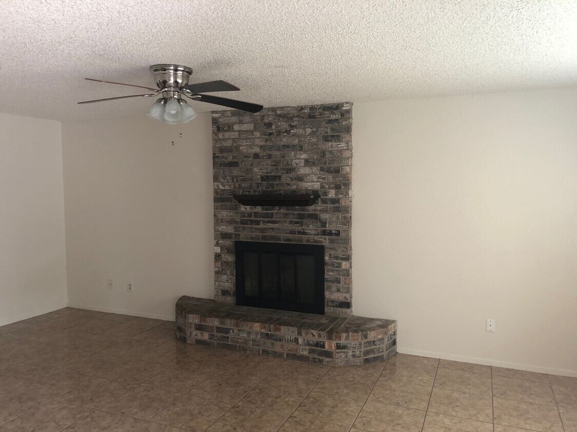 Building Photo - 3 bedroom 2 Bathroom