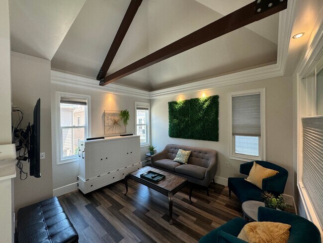 Building Photo - 2 bedroom | 2.5 bathroom | Downtown single...