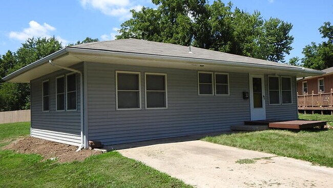 Foto del edificio - 4 bed 2 bath for Rent in Roeland Park, KS