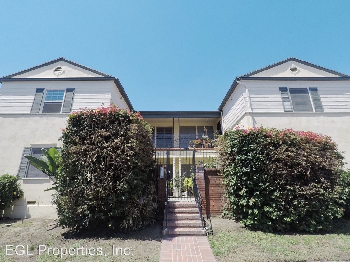 Primary Photo - 7941 1/2-7941 Blackburn Ave