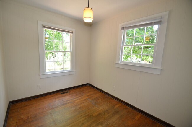 Foto del edificio - Charming 2-Bedroom, 2-Bath Single-Family Home with Sunroom & Wooded Views