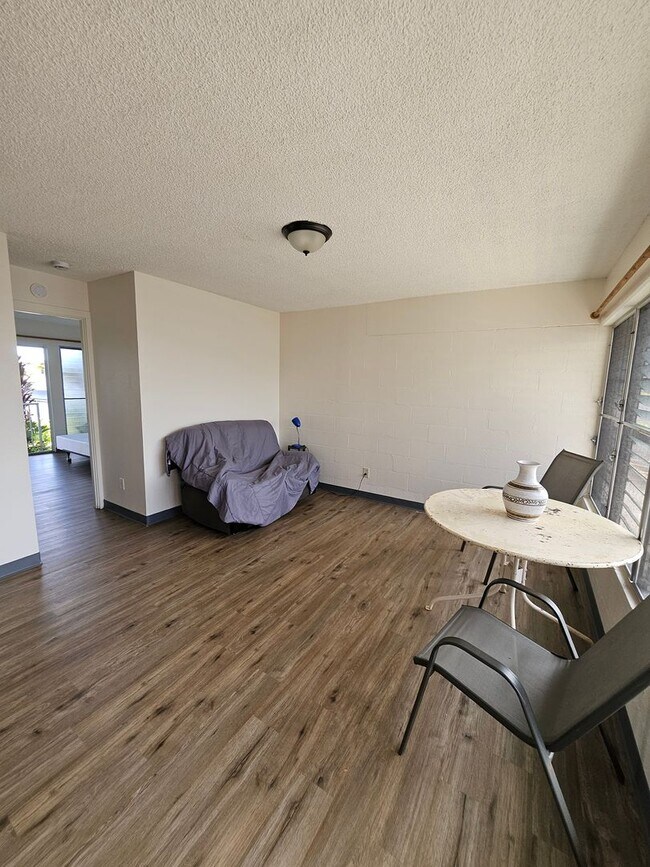 Building Photo - 1 bedroom apartment available