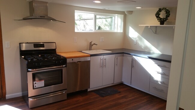 Building Photo - 3041 SW Flower Ter