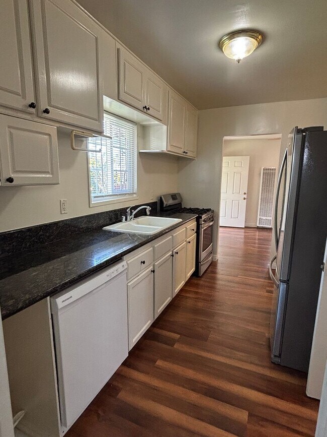 Foto del edificio - MARKETING SPECIAL!! $500 OFF SECOND MONTHS RENT - Bright & Spacious 2-Bedroom Home with Private P...