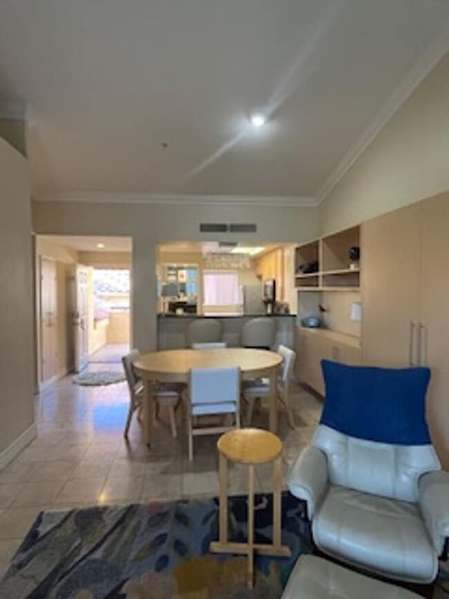 Building Photo - Top Floor 1 Bath| 1 Bedroom Luxury Condo