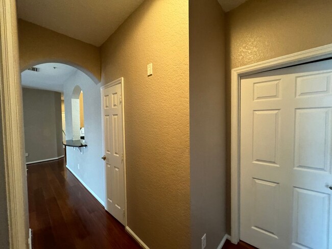 Building Photo - Available December 27th! Cozy 3 Bedroom/2 ...