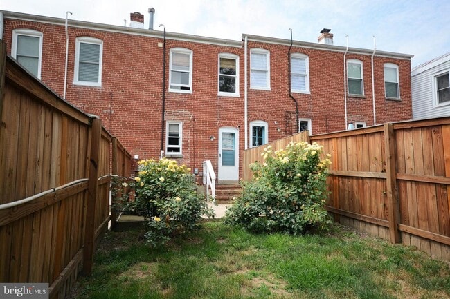 Building Photo - 225 E 6th St