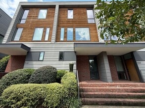 Building Photo - 528 S Person St