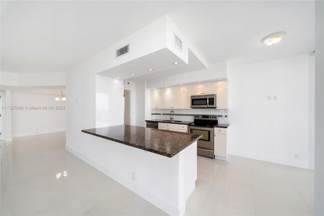 Building Photo - 20281 E Country Club Dr
