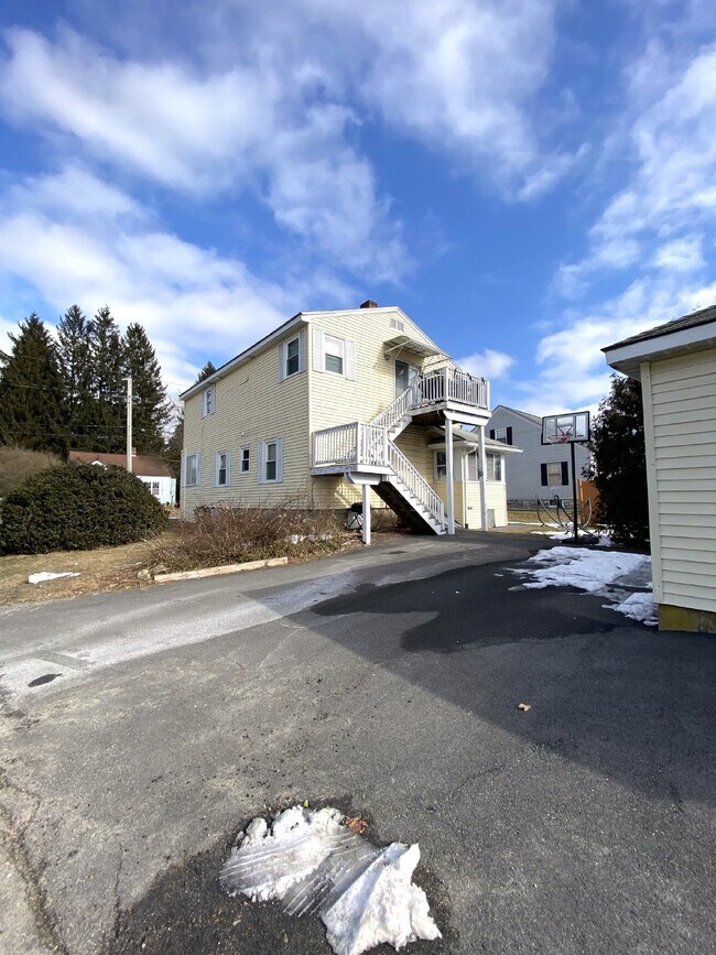 Building Photo - Charming 2-Bedroom Unit with Spacious Layo...