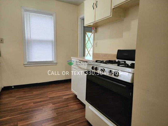 Foto del edificio - 323 Hayes Ave