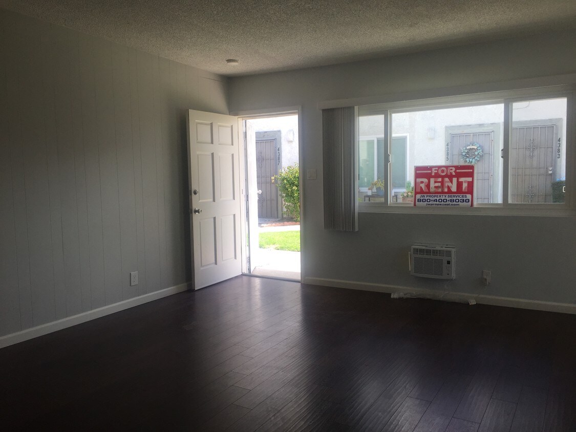 Living Room - 4373 Farquhar Ave