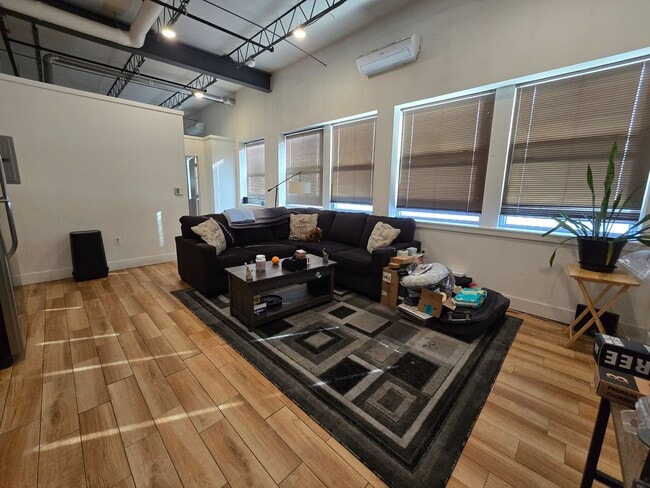 Building Photo - Large 1 bedroom newly renovated apartment