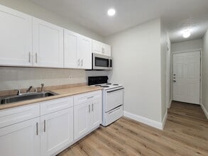 Building Photo - 711 Ave A