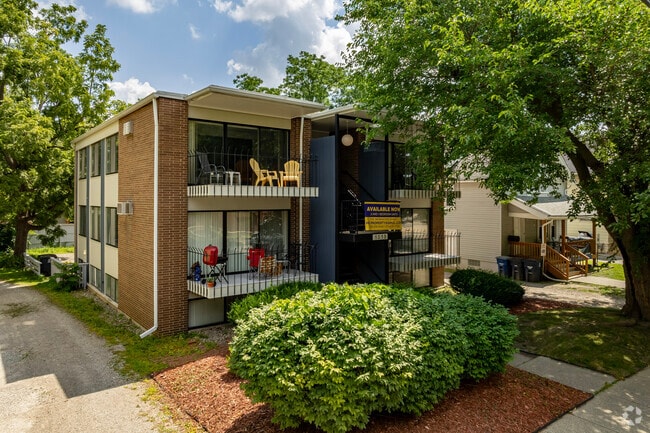 Building Photo - MOVE IN SPECIAL - 1313 S State St