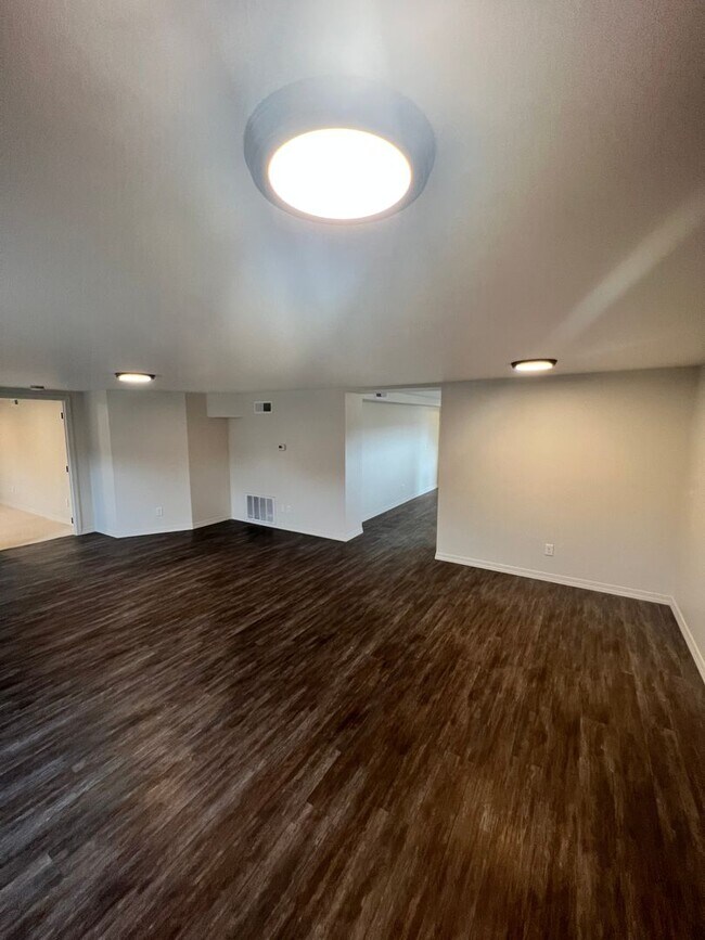 Foto del edificio - Newly remodeled Large 3 Bedroom Apartment ...