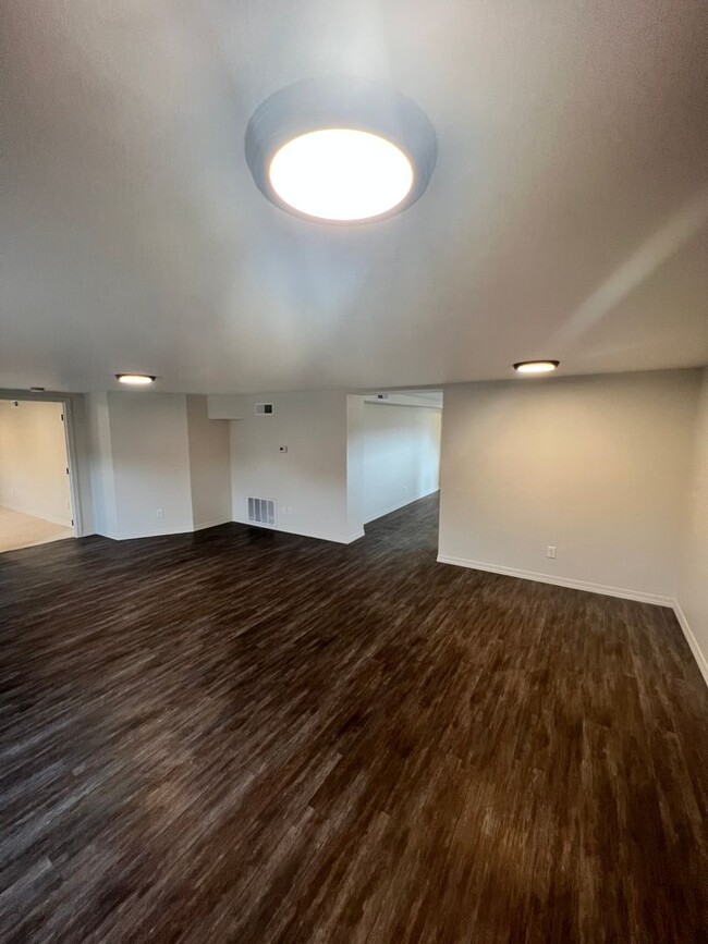 Building Photo - Newly remodeled Large 3 Bedroom Apartment ...