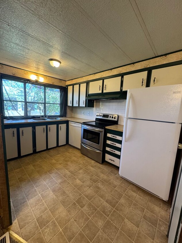 Foto principal - 3 bedroom, 2 full baths and large yard!
