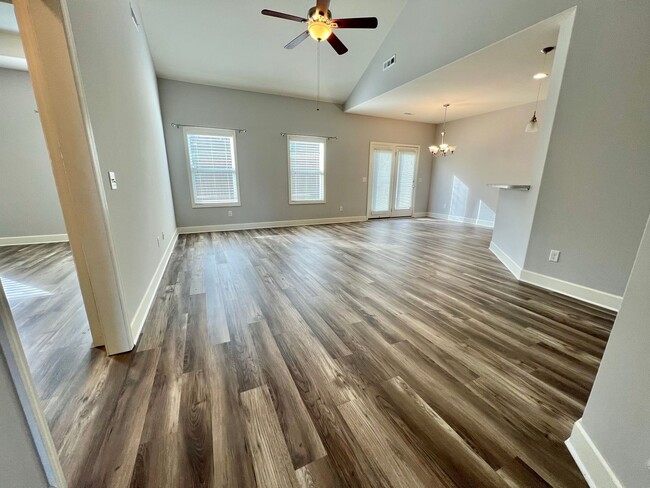 Foto del edificio - Single Level 3 Bed, 2 Bath Home with 2 Car Garage & Fenced Backyard