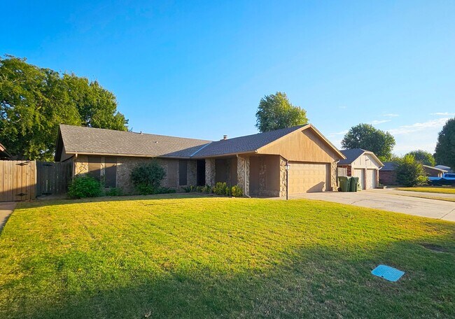 Building Photo - 3 Bed, 2 Bath, Partially Updated in Yukon
