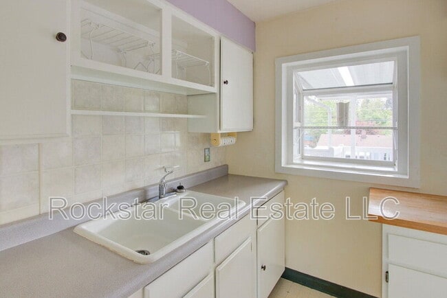 Building Photo - 6011 N Forest Blvd